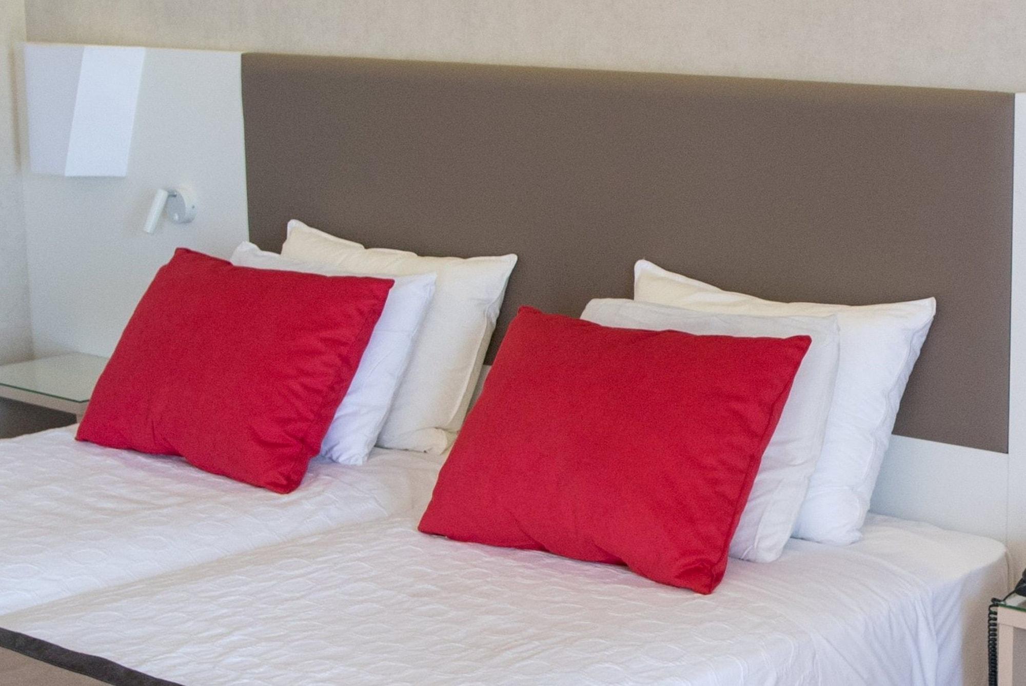 รามาดา พลาซา บาย วินด์แฮม ทรากี Hotel อเล็กซานโดรโพลิส ภายนอก รูปภาพ Pillows on a bed