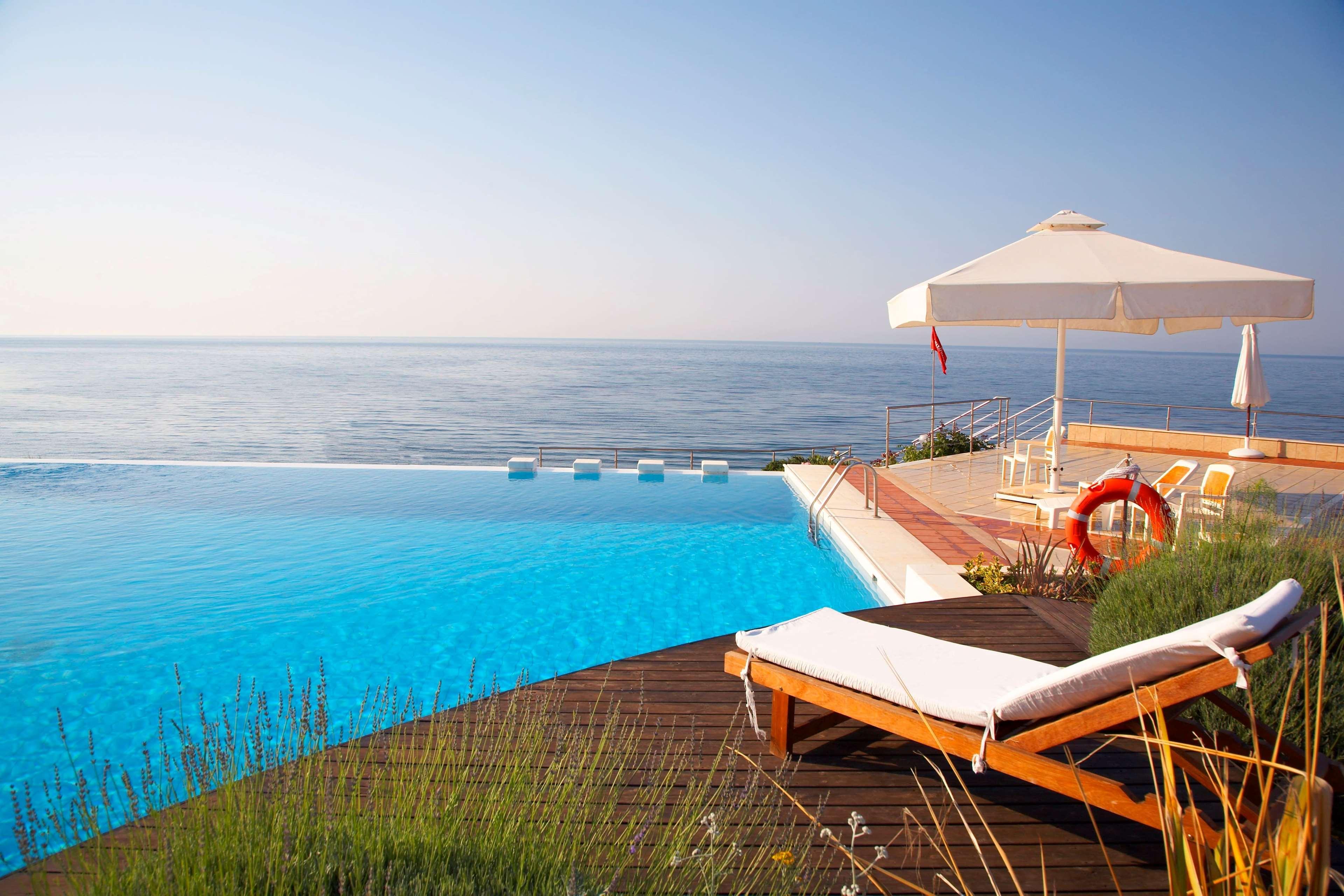 รามาดา พลาซา บาย วินด์แฮม ทรากี Hotel อเล็กซานโดรโพลิส ภายนอก รูปภาพ Infinity pool at the Hotel Porto Bay Falomo, Venice, Italy