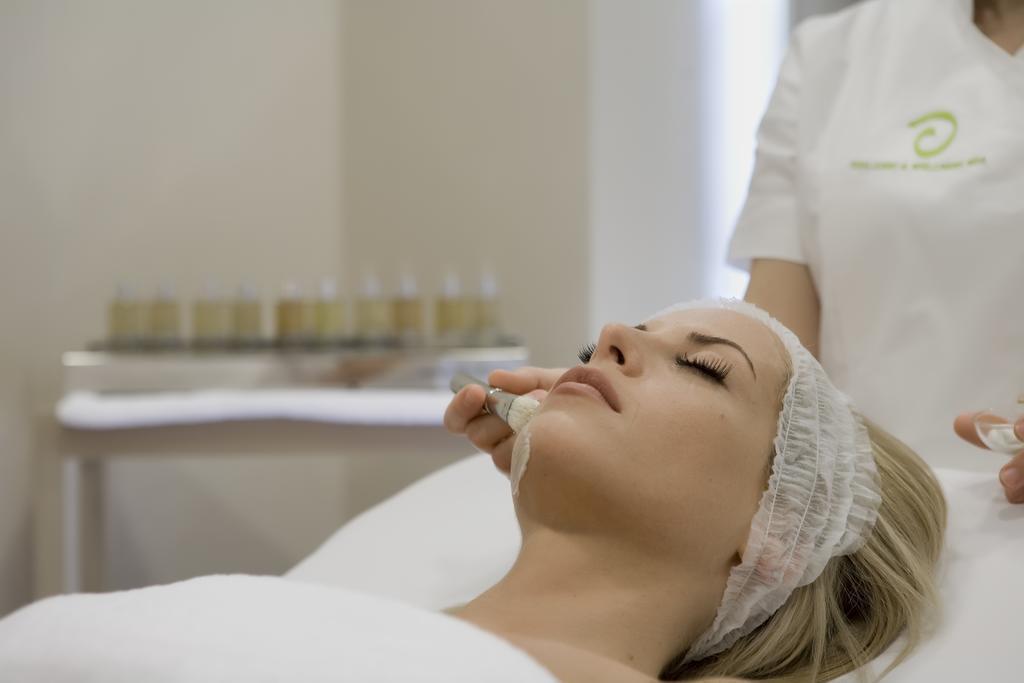 รามาดา พลาซา บาย วินด์แฮม ทรากี Hotel อเล็กซานโดรโพลิส ภายนอก รูปภาพ A woman receiving a facial
