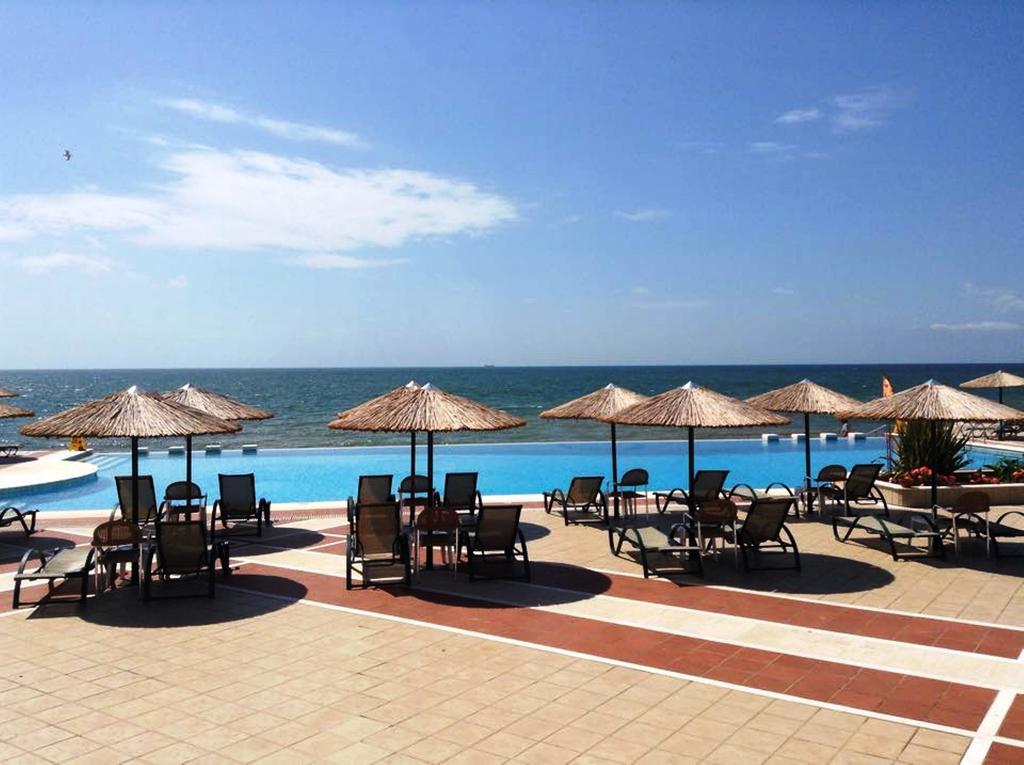 รามาดา พลาซา บาย วินด์แฮม ทรากี Hotel อเล็กซานโดรโพลิส ภายนอก รูปภาพ A pool at a resort in Varvarovski, Bulgaria