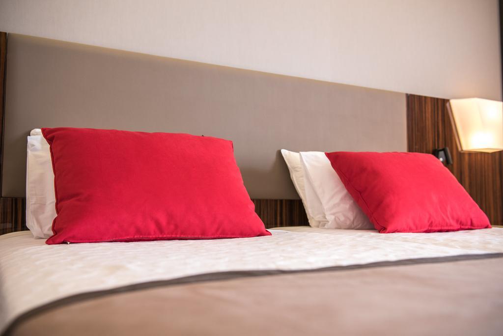 รามาดา พลาซา บาย วินด์แฮม ทรากี Hotel อเล็กซานโดรโพลิส ภายนอก รูปภาพ Pillows on a bed