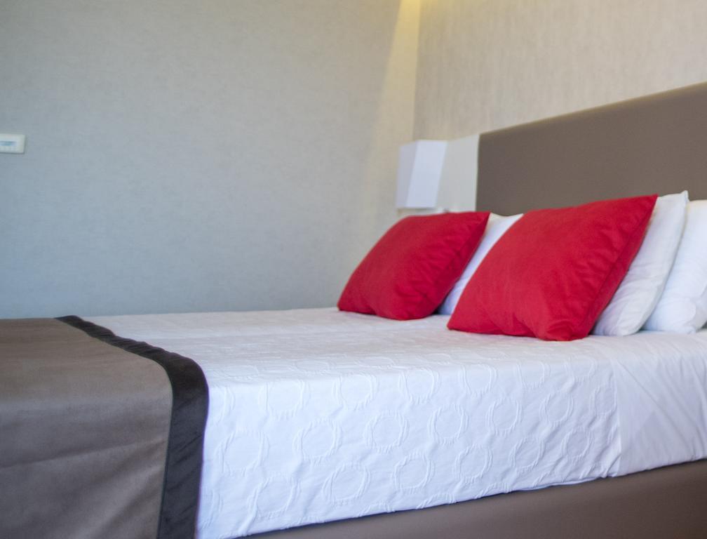 รามาดา พลาซา บาย วินด์แฮม ทรากี Hotel อเล็กซานโดรโพลิส ภายนอก รูปภาพ A bed with a throw