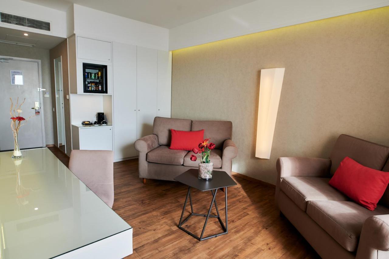 รามาดา พลาซา บาย วินด์แฮม ทรากี Hotel อเล็กซานโดรโพลิส ภายนอก รูปภาพ A living room in a serviced apartment in Berlin, Germany